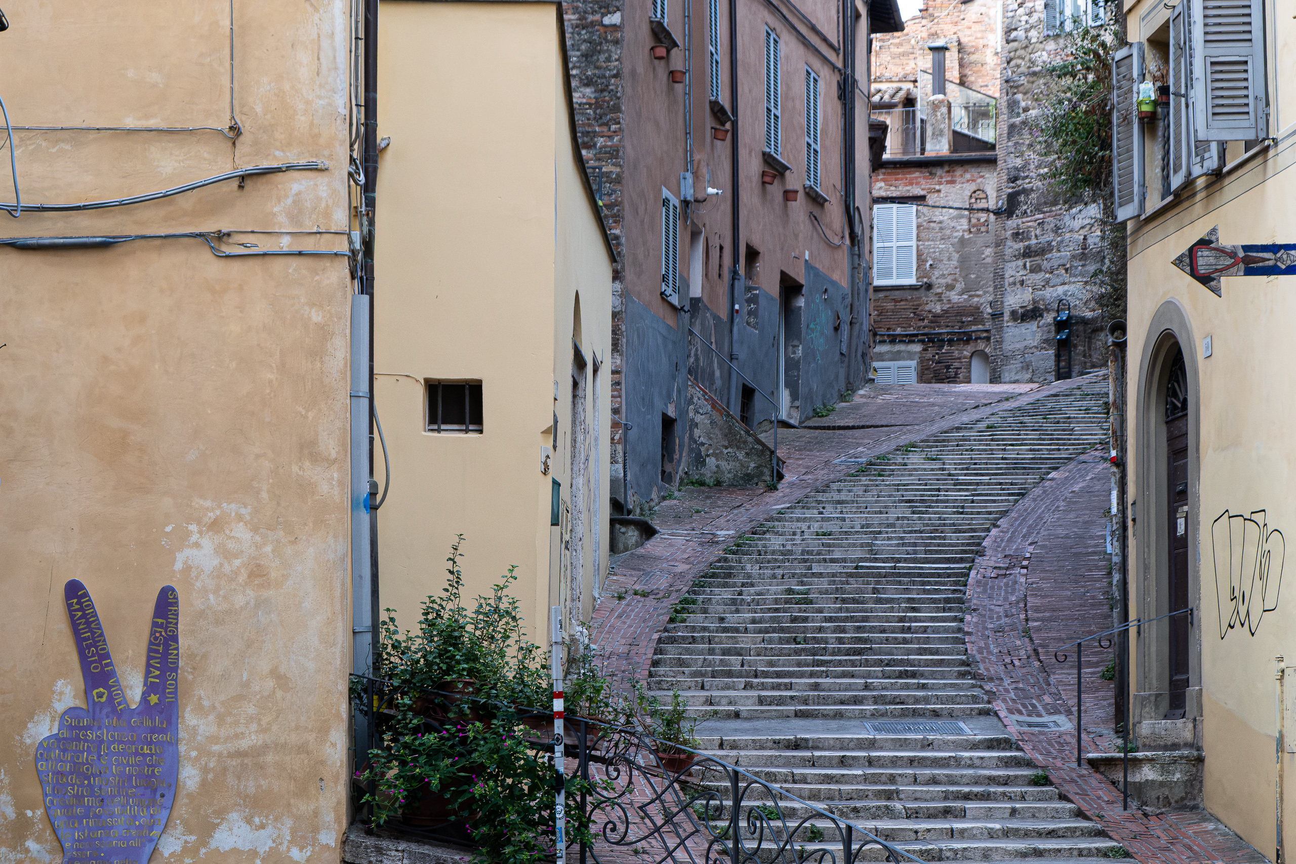 Steile Treppengasse – Schild Fiorivano le viole an der Hauswand
